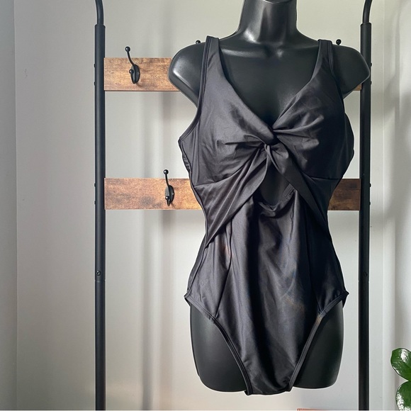 DKNY women’s Peekaboo Twist-Detail Low-Back One-Piece Swimsuit in black size 14 - Picture 2 of 7